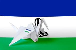 lesotho flagga avbildad på papper origami kran vinge. handgjort konst begrepp foto