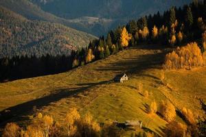 en charmig berg landskap i de bucegi berg, karpaterna, Rumänien. höst natur i moeciu de sus, transsylvanien foto