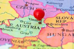röd kartnål på karta över Österrike