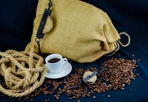 nyrostade bruna kaffebönor foto