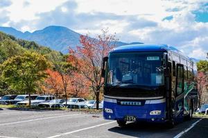 kamikochi, nagano, japan - oktober 2022 oidentifierad turister buss med en skön bakgrund av falla lövverk säsong i japan alperna. foto