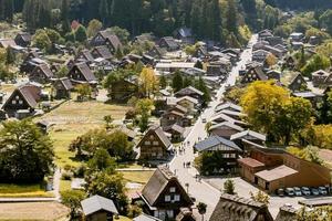 shirakawa historisk japanska. shirakawago by i höst från antenn se. hus bygga förbi trä- med tak gassho zukuri stil. shirakawa-go är unesco värld arv och landmärke fläck i japan foto