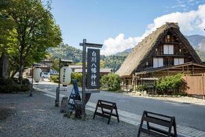 shirakawa traditionell och historisk japansk by shirakawago i höst. hus bygga förbi trä- med tak gassho zukuri stil. shirakawa-go är unesco värld arv och topp landmärke fläck i japan. foto