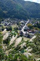 shirakawa historisk japanska. shirakawago by i höst från antenn se. hus bygga förbi trä- med tak gassho zukuri stil. shirakawa-go är unesco värld arv och landmärke fläck i japan foto