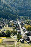 shirakawa historisk japanska. shirakawago by i höst från antenn se. hus bygga förbi trä- med tak gassho zukuri stil. shirakawa-go är unesco värld arv och landmärke fläck i japan foto