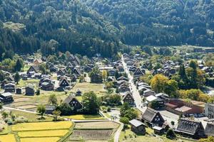 shirakawa historisk japanska. shirakawago by i höst från antenn se. hus bygga förbi trä- med tak gassho zukuri stil. shirakawa-go är unesco värld arv och landmärke fläck i japan foto