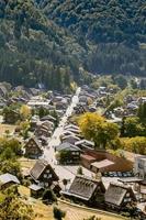 shirakawa historisk japanska. shirakawago by i höst från antenn se. hus bygga förbi trä- med tak gassho zukuri stil. shirakawa-go är unesco värld arv och landmärke fläck i japan foto