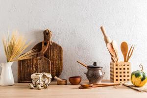 trä- bänkskivan av de kök bondgård med olika kök redskap och bruka Produkter. de begrepp av de dekor av en Land hus. foto