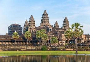 angkor wat är en tempel komplex i cambodia och de största religiös monument i de värld. belägen i siem skörda provins av kambodja. foto