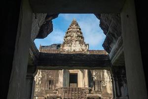 ett av de huvud torn av angkor wat de mest turist attraktion plats i siem skörda, kambodja. foto