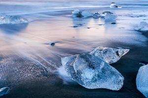 vacker blå is på den svarta sandstranden, jokulsarlon, island