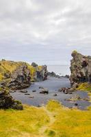 islandstrand med svarta lavastenar, snaefellsneshalvön, island foto