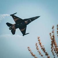 kämpe jet gör en demonstration flyg i de blå himmel. foto