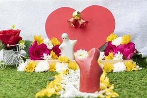 falsk upp par kramas på en simulerad bröllop dekorerad med ro och blommor. valentine dag begrepp foto