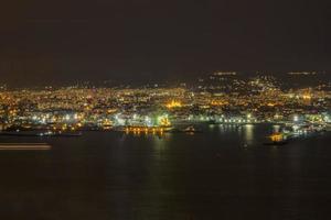 stadsbild natt lampor av de stad till de horisont, varna. bulgarien foto