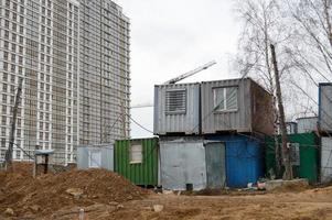 små tillfällig hus av byggare från behållare på ett industriell konstruktion webbplats. block-modulär konstruktion stad med förändra hus för arbetare foto