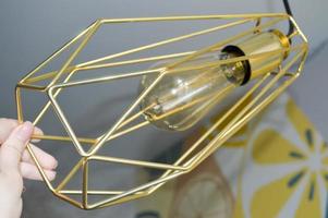 gyllene järn dekorativ skön retro lampa i loft stil med en sida glödande ljus Glödlampa foto