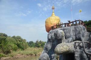 främre naka grotta. kaeng khoi tempel, Saraburi provins foto