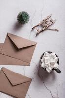 kakao med marshmallows, hantverk kuvert och en jul träd på plåster. topp och vertikal se. foto