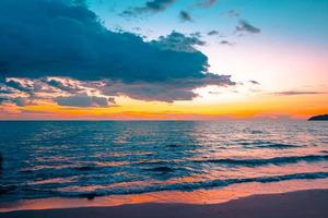 skön solnedgång över de hav på de tropisk strand med himmel och moln för resa i Semester koppla av tid foto