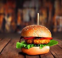 kyckling hamburgare. färsk gott burger med friterad kyckling kött. foto