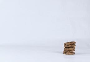 massor av småkakor på vit bakgrund med kopia Plats för din annons. Smör choklad chip småkakor isolerat på vit bakgrund. ljuv kex. hemlagad bakverk. foto