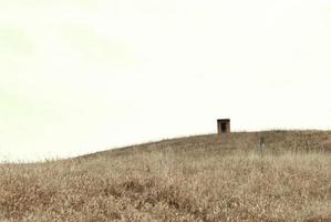 en ensam hydda står i de berg, den serverar som en skydd för herdar i dålig väder foto