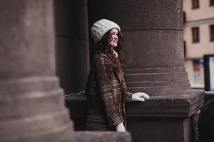 elegant lady i vinter- hatt och täcka foto