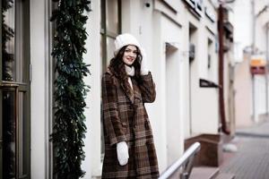 ung kvinna bär vinter- täcka foto
