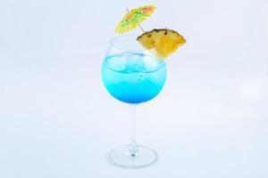blå hawaii läsk med ananas. dryck för sommaren med vit bakgrund. foto