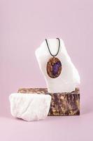 dekoration handgjort lila hängsmycke tillverkad av stabiliserad trä på en granit sten stå foto