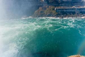 niagara falls från de amerikan och kanadensisk sidor. regnbåge över de vattenfall. de mest populär turist plats. stormig flod den där flöden in i de sjö. foto