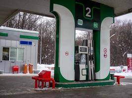 gas station i de vinter- stad. bensin. maskin underhåll foto