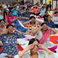 New Delhi, Indien, 19 juni 2022 - gruppyoga träningspass för människor i olika åldersgrupper i balajitemplet, vivek vihar, internationella yogadagen, stor grupp vuxna som deltar i yogaklass i templet foto