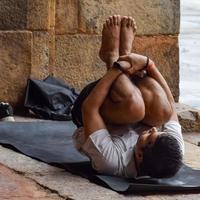 delhi, Indien, juni 18 2022 - inspirerad indisk ung man håller på med yoga asanas i lodhi trädgård parkera, ny delhi, Indien. ung medborgare utövar utanför och stående i yoga sida vinkel utgör foto