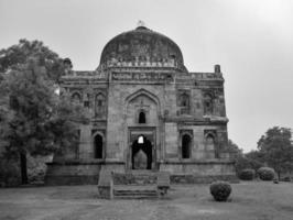 mughal arkitektur inuti lodhi trädgårdar, delhi, Indien, skön arkitektur inuti trekupol moské i lodhi trädgård är sa till vara de fredag moské för fredag bön, lodhi trädgård grav foto