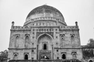 mughal arkitektur inuti lodhi trädgårdar, delhi, Indien, skön arkitektur inuti trekupol moské i lodhi trädgård är sa till vara de fredag moské för fredag bön, lodhi trädgård grav foto