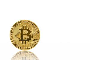 främre gyllene bitcoin symbol på vit bakgrund foto