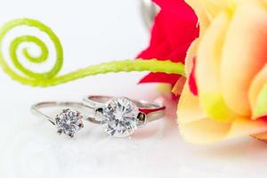 diamant bröllop ringar på vit foto