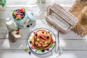friska pannkakor med färsk frukt till frukost foto