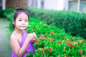 liten flicka som står i parken foto
