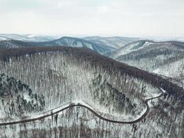 vinter- berg väg från ovan foto
