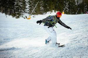 snowboardåkare i verkan foto