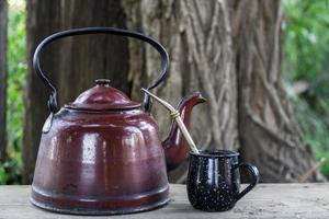 vattenkokare och yerba para till dryck de traditionell infusion av argentina och söder Amerika foto