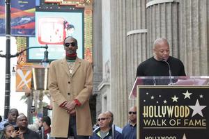 los angeles - nov 19 - snoka dogg, dr dre på de snoka dogg stjärna ceremoni på de hollywood promenad av berömmelse på november 19, 2018 i los angeles, ca foto