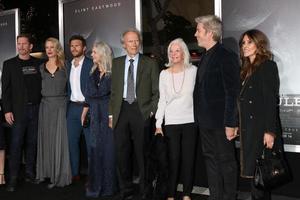 los angeles - dec 10 - stacy poitras, alison Eastwood, scott eastwood, christina sandera, klint Eastwood, maggie johnson, kyle Eastwood, cynthia ramirez på de de mula värld premiär på de by teater på december 10, 2018 i Westwood, ca foto