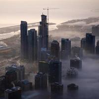 Flygfoto över en dimmig stadsbild