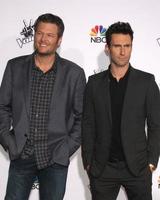 los angeles, nov 24 - blake shelton, Adam levine på de de röst säsong 7 röd matta på de universell stad promenad på november 24, 2014 i los angeles, ca foto