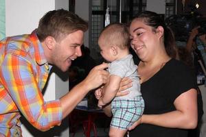 los angeles, sep 16 - brett davern på de stjärnor 4 ler , kändisar besöker barn på sjukhus på hamn-ucla medicinsk Centrum på september 16, 2014 i torrans, ca foto