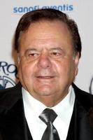 los angeles, okt 23 - paul sorvino ankommer på de 2010 karusell av hoppas boll på beverly hilton hotell på oktober 23, 2010 i beverly kullar, ca foto